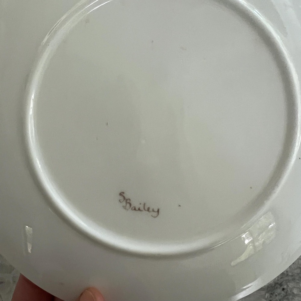 Handpainted 9.5" plate featuring woman signed "S. Bailey"‎ - Picture 4 of 5